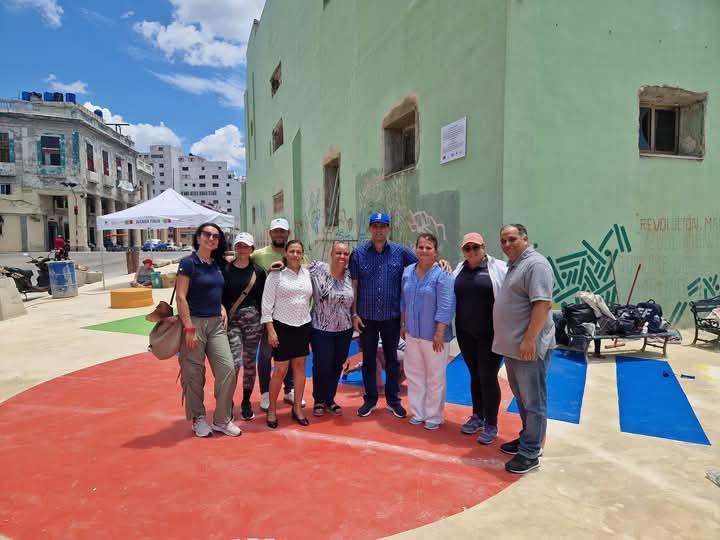 En saludo al 26 de Julio inauguramos el área convertida en parque de Galiano y malecón. Nuestras máximas autoridades de #LaHabanaViveEnMí intercambian con los representantes de la Agencia Italia -Cuba. Gracias!!! #LaLuchaNoHaCesado
