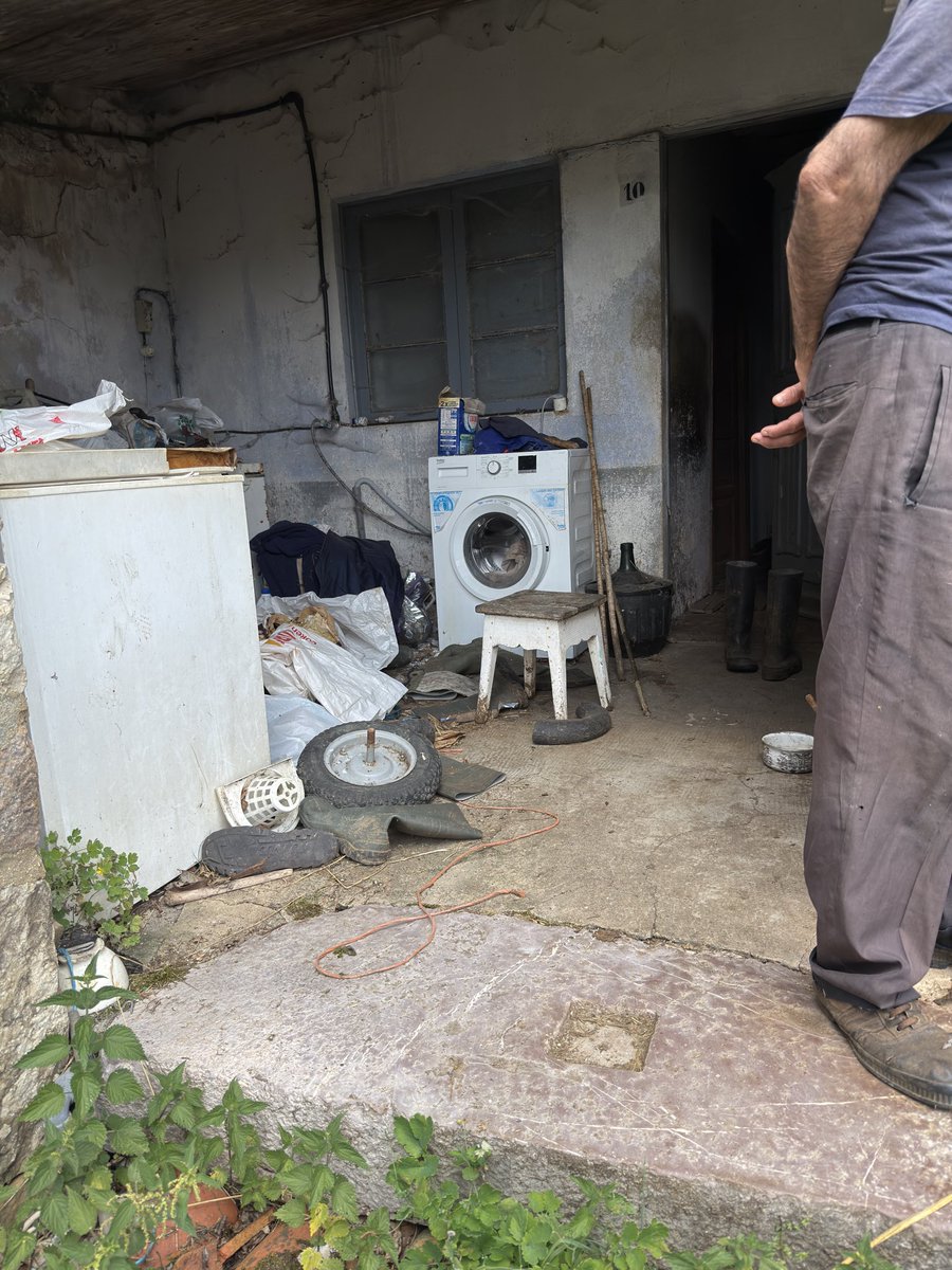 pabloasturies's tweet image. Hoy me topé con una realidad brutal: en esta casa en ruinas vive un hombre de 65 años. Es suya. Dentro, todo es aún más desgarrador. Quiero mover cielo y tierra para que los servicios sociales lo ayuden.
Tuve 1 hora charlando con el.