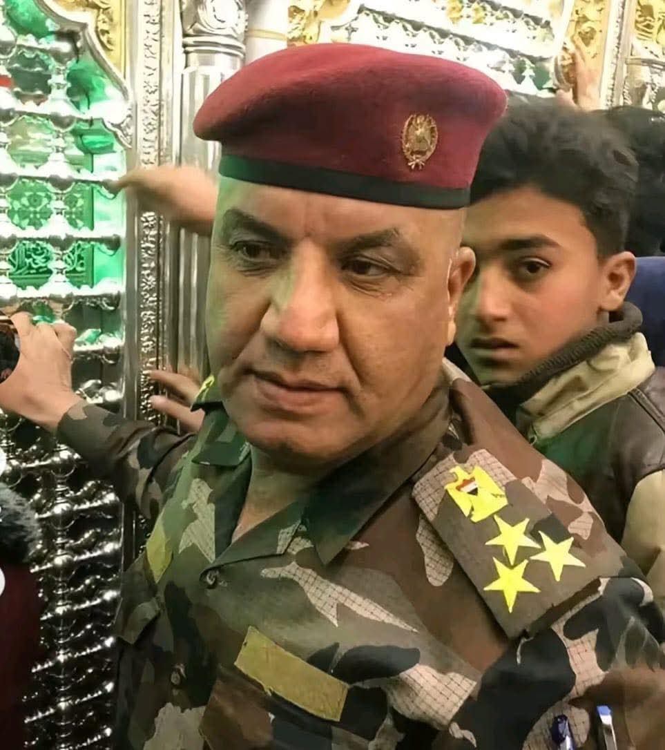 alshayakhliu1's tweet image. هذا الضابط مسؤول حماية رئيس الوزراء في وقت حيدر العبادي وهو يؤدي واجبه لتأمين طريق رئيس الوزراء و الذي تم قتله على يد مجموعة خارجين عن القانون في سيطرة سرايا السلام في مدخل سامراء