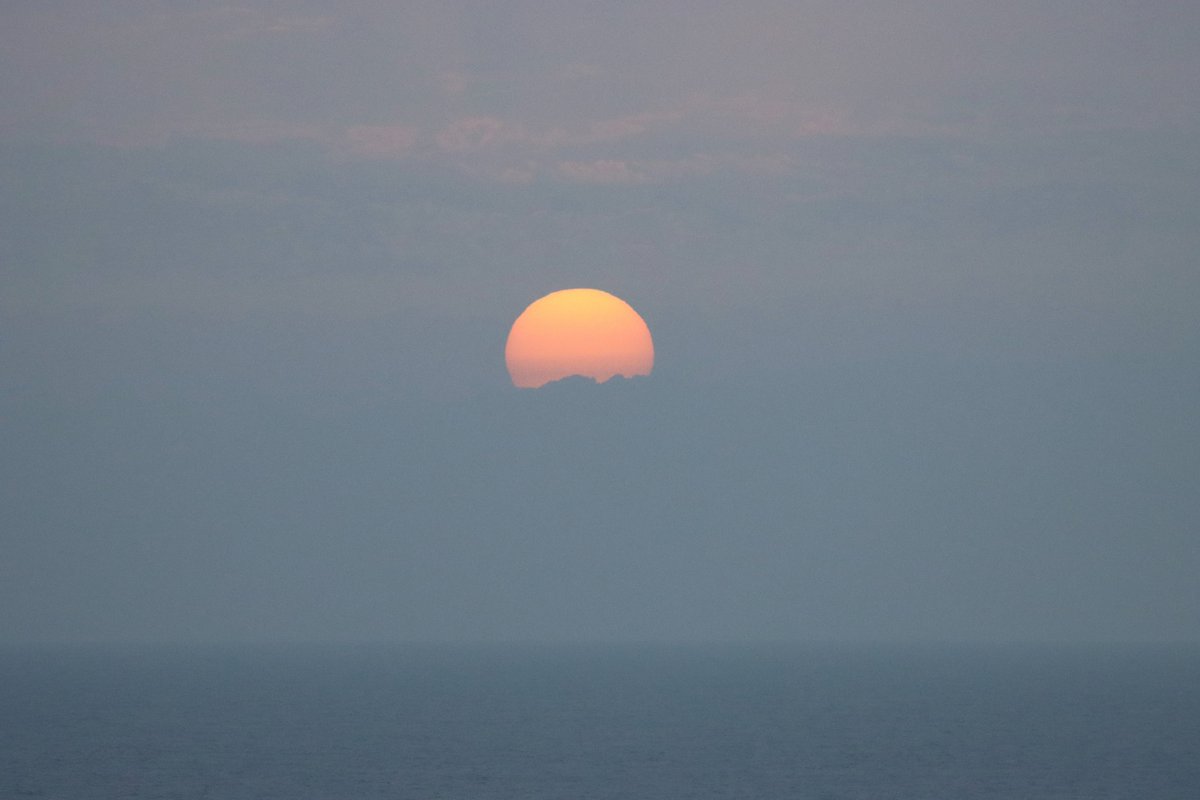 ...miro por la ventana, gotea Magec a la velocidad de la sangre rodeado de silencio tibio, tanto, que cualquiera… shhhhhh… puede escucharlo…
…un compañero… el silencio, amable, duro, puro, con un idioma que pocos saben hablar…

Buenavista del Norte, TF…