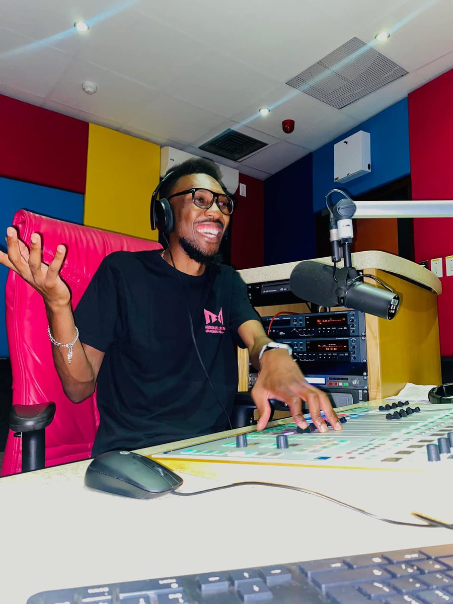 When night falls, you and I enjoy the most delicious late night radio show. 

22:00 - Midnight.

Tune in eka Munghana Lonene FM:  Makomba Ndlela