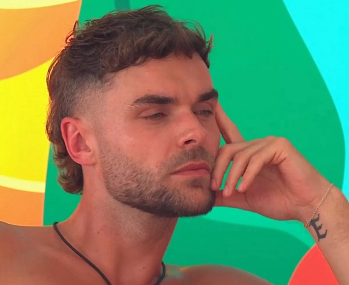 mytypeonpaper's tweet image. Helena: i dont want to be friends 
Harry: i think we will be 
Helena: we won’t be friends 
Harry: i think we will be friends
#loveisland