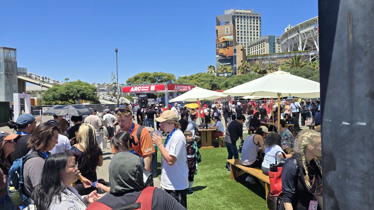 #MTGxATLA #ComicCon25 #MagicTheGathering #lastairbender #katara not too late to obtain a card.  Line is long but there will be 2 sets of line near the end. One for those who wanted a photo and the other just for the card.