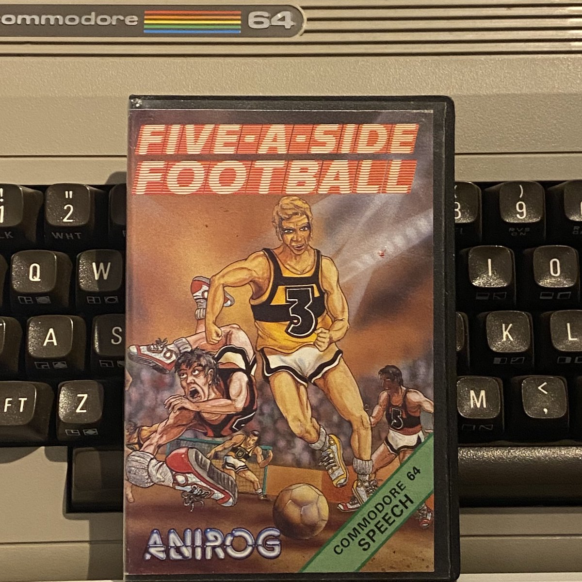 retroguybry's tweet image. 🕹C64 Game of the Day🕹
Five-A-Side Football (1985) by Ken Grant and published by Anirog. Basic but gameplays not as bad as you’d think and the penalties are a nice touch. Plenty of speech too but the pitch seems rather large! #Commodore64 #C64 #C64GameOfTheDay