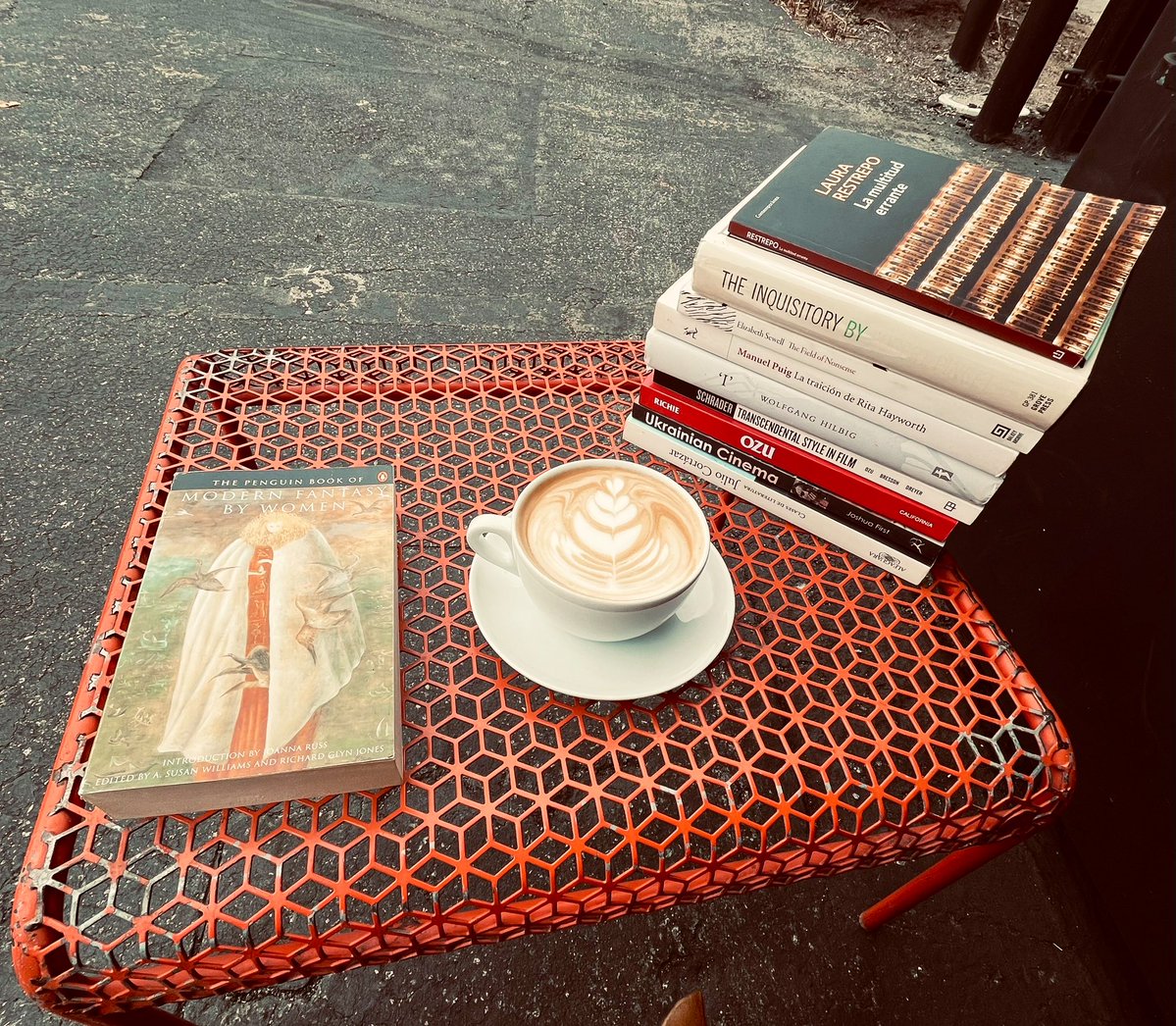 IneluctableQuak's tweet image. Packed too many books because I didn’t (and still don’t) know what I feel like reading today 😐