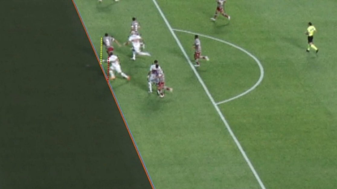 mateusduque's tweet image. O VAR traçou e a linha vermelha ficou a frente da azul, mas a Globo falando que ficou “linha sobre linha”.
Não basta ser um time merda, tem que ser um time merda que sempre é prejudicado!