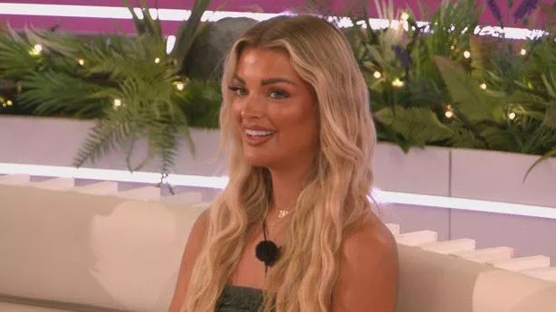 mytypeonpaper's tweet image. Helena still checking on Harry despite everything shows just the sort of girl she is ❤️ #loveisland