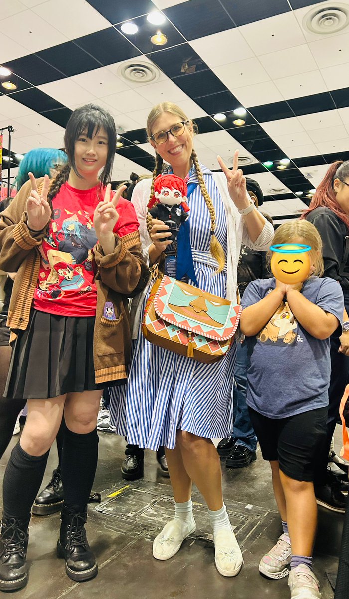 Yuuxine's tweet image. Somebody came by to look at my Sumis and I said “has anyone told you that you look like Laura Post”
IT WAS LAURA POST!!!! 😭😭😭😭😭💕💕💕💕💕💕💕💕💕 OMMNHHGGWFHHWG 😭😭😭😭