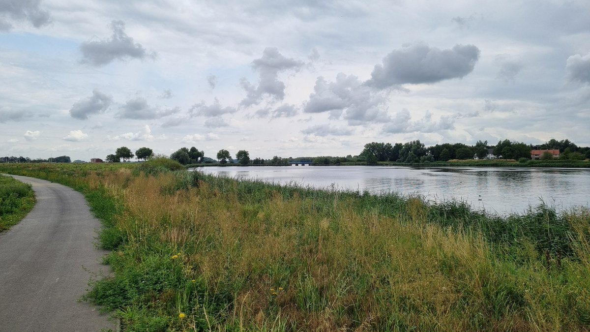 Stukje gelopen vanmiddag, mooie luchten, mooie spiegel