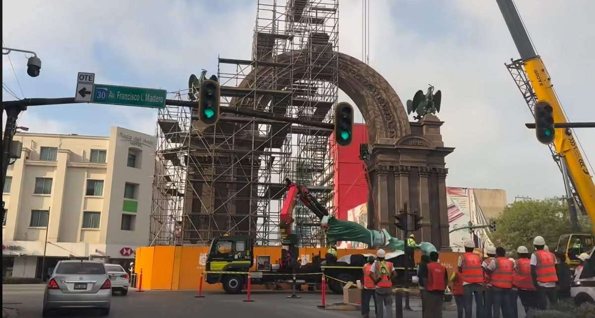 Maniobras de colocación hoy Domingo de la restaurada Alegoría (la mona) en el Arco de la Independencia en #Monterrey 😱