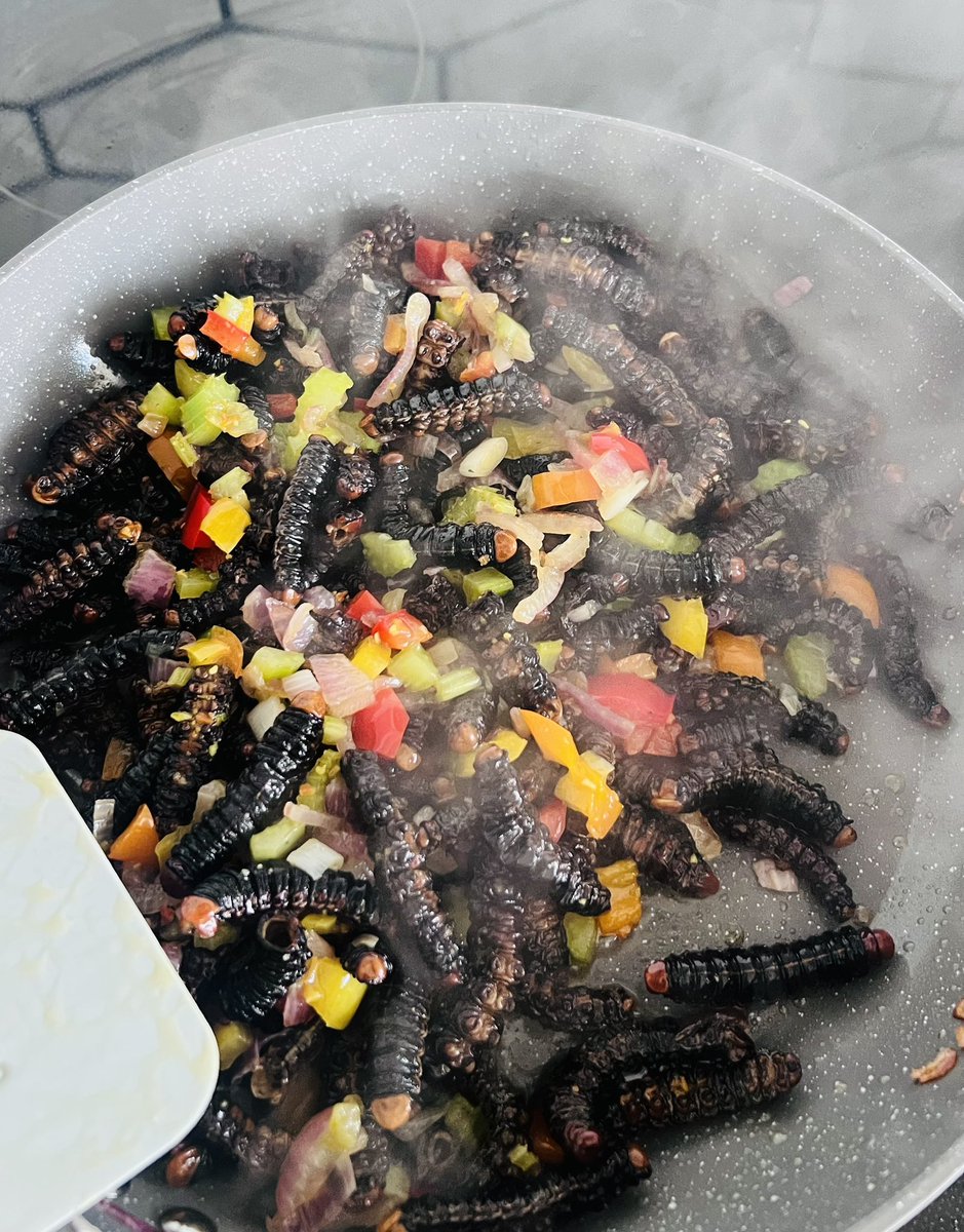 MiandaMH's tweet image. On me dit souvent que j’ai la tête de quelqu’un qui n’aime pas préparer!😂 pourtant j’adore faire la cuisine, surtout des plats de chez nous et je n’ai jamais déçu, voyons voir aujourd’hui!😋