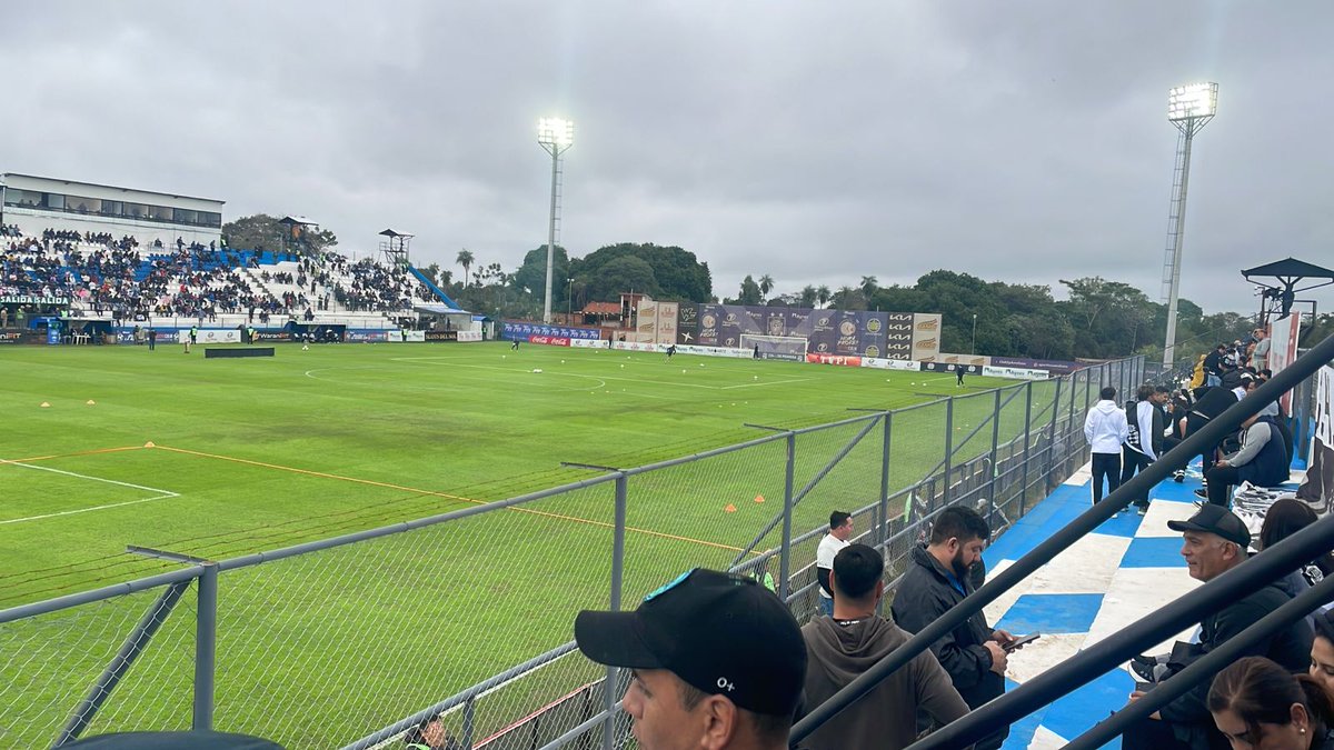 franjeado's tweet image. Se sabía que la cancha iba influir en la forma del partido, pero demasiado frágiles estaban, no hay actitud.
Horrible partido de Redes, Leguizamón y Alcaráz.
Lo mal que entraron Erik López, Derlis y Barone, este último fue debut.

No es excusa, pero muy malo el arbitraje de hoy.