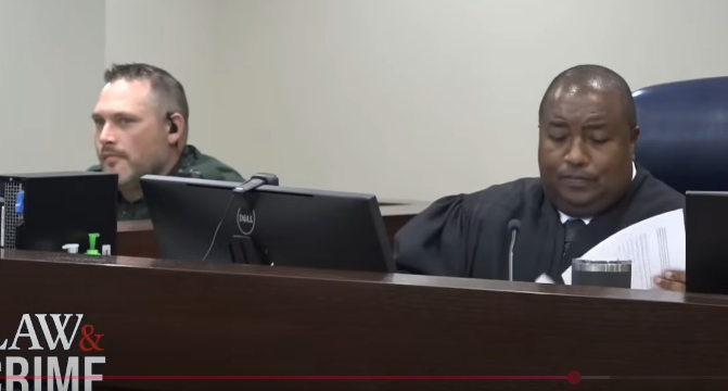 I love the hypervigilance of what looks like a former Marine protecting one of my favorite judges in the land. This guy takes his job very seriously and is constantly scanning and focused. Fire watch vibes. 🤍🤍🤍