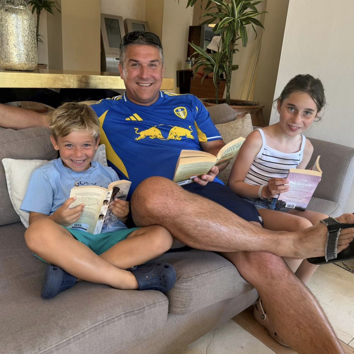ApRoPrimary's tweet photo. While on holiday in Cyprus Mr Broom bumped into Magnus (year 1) & Bebe (year 5). Here they all are taking part in #RoebuckReads.
What book will you be taking on holiday this Summer? 📚 https://t.co/bl4fxenP2B