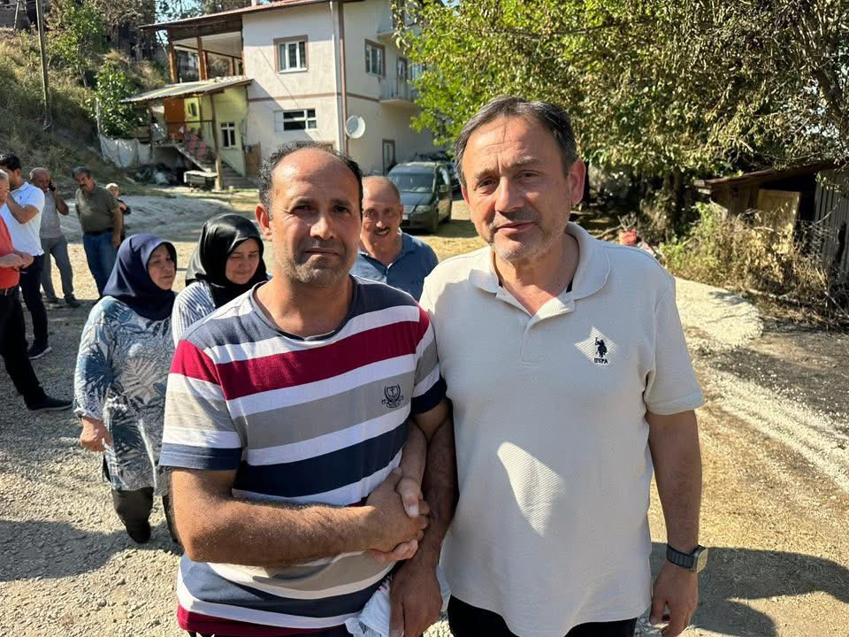 Yeşil vatanımız için gece gündüz demeden sahadayız! 🌲

Devletimizin tüm imkânları ve milletimizin desteğiyle, köylümüzden ekiplerimize kadar herkes tek yürek oldu.

Bu mücadeleyi omuz omuza vererek kazanacağız. Çünkü #TekVatanTekYürek anlayışıyla hareket eden bir milletin önünde