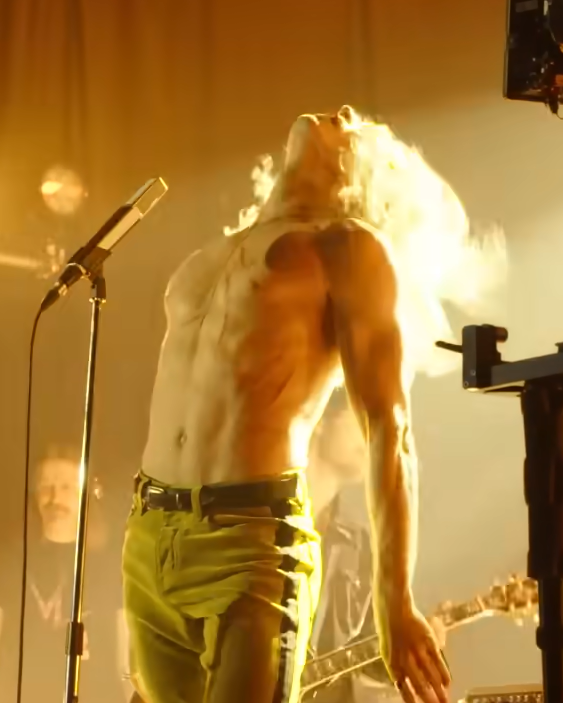 loverlestat's tweet image. the way he looks like a god of sunlight.. Apollo where have you been loca