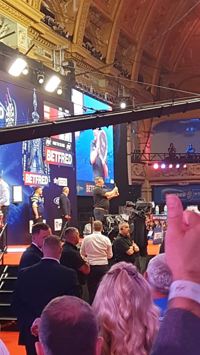 UnicornDarts's tweet image. Following on from the previous post - It was classy until the end from The Machine.
An incredible performance, and an incredible fight.
Gracious in defeat, he's proved again just why he's one of the greatest of all time.
He's still standing ❤️
#TheMachine #ForEveryPlayer