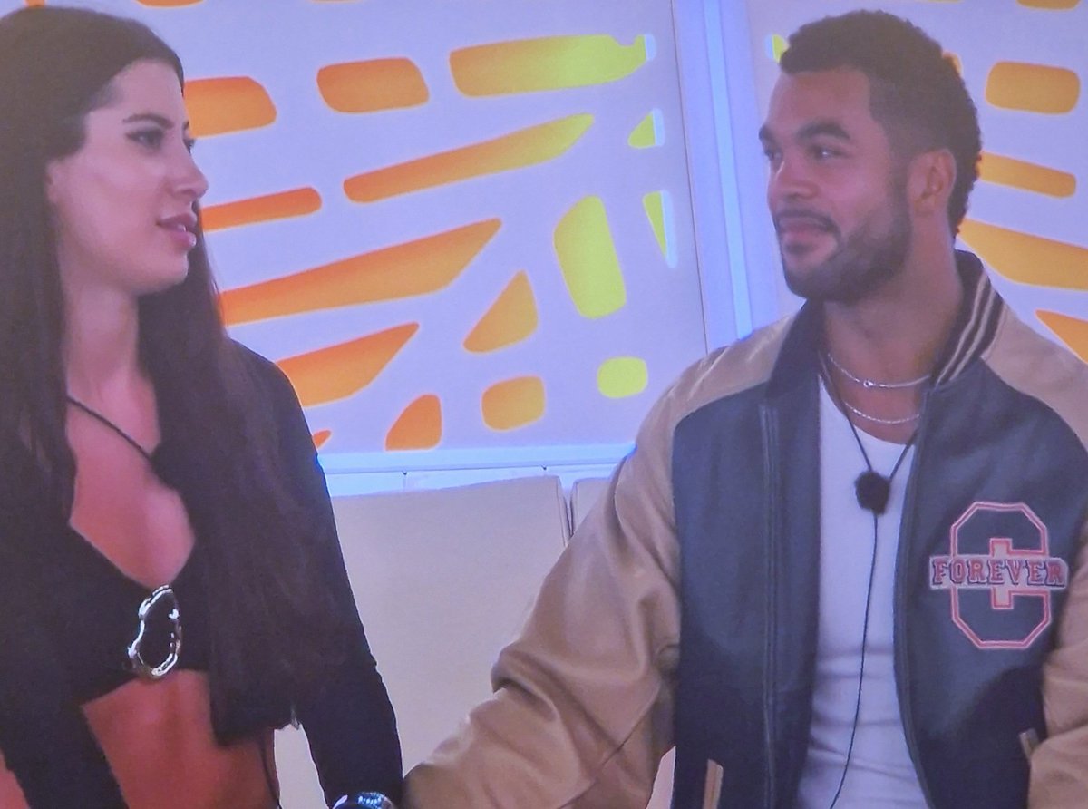 clivetheunicorn's tweet image. Queens. A Blu double-pie is incredible #loveislanduk #loveisland