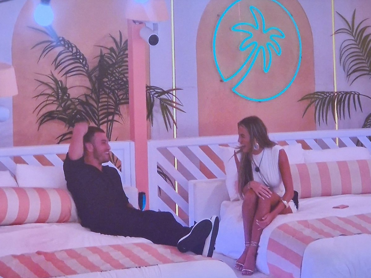 clivetheunicorn's tweet image. Queens. A Blu double-pie is incredible #loveislanduk #loveisland