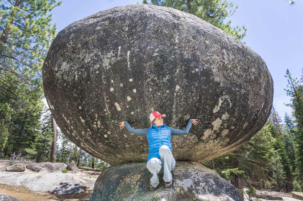 Have you held up this rock? 💪  🤣  #GlobeRock does a great job of keeping itself perfectly balanced but it sure is fun to pretend. The #Sierra Vista Scenic Byway will get you here... so what are you waiting for?

👉🏽  californiahighsierra.com/trips/3-lesser…