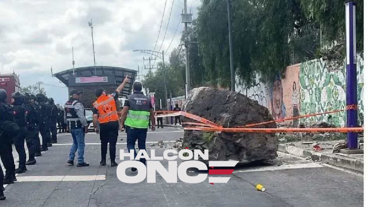 HalconOnce's tweet image. Se desgaja el cerro del #Tepeyac en @TuAlcaldiaGAM, una enorme roca cayó esta mañana en cantera frente a la estación del Metrobús “Hospital Infantil la Villa” , una persona de la tercera edad lesionada.