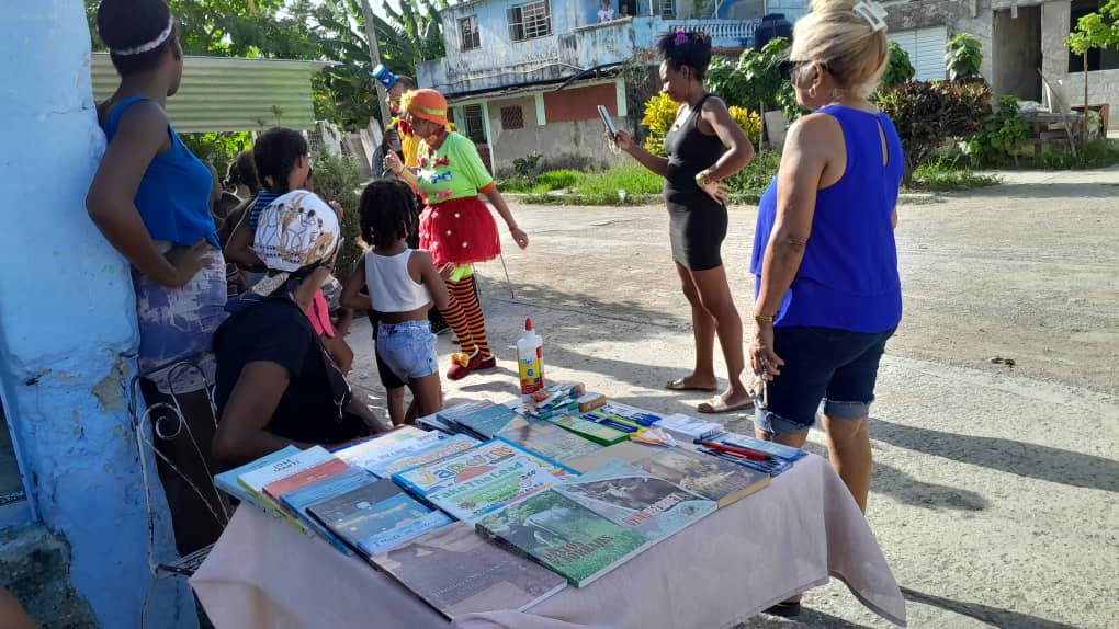 Mayte (@maytevigoa70) on Twitter photo Actividad infantil en otro despertar de Victorias desde calle Mina, ahora mismo con el payaso Pirolo de Circuba. Más adelante la Comparsa Infantil Los Naranjito, #ArroyoNaranjo
#LaHabanaViveEnMí
<a href="/IzquierdoAlons1/">Livan Izquierdo Alonso</a>
<a href="/YanetHzP25/">Yanet Hernández</a>
<a href="/gobhabana/">Gobierno La Habana</a> Actividad infantil en otro despertar de Victorias desde calle Mina, ahora mismo con el payaso Pirolo de Circuba. Más adelante la Comparsa Infantil Los Naranjito, #ArroyoNaranjo
#LaHabanaViveEnMí
<a href="/IzquierdoAlons1/">Livan Izquierdo Alonso</a>
<a href="/YanetHzP25/">Yanet Hernández</a>
<a href="/gobhabana/">Gobierno La Habana</a>
