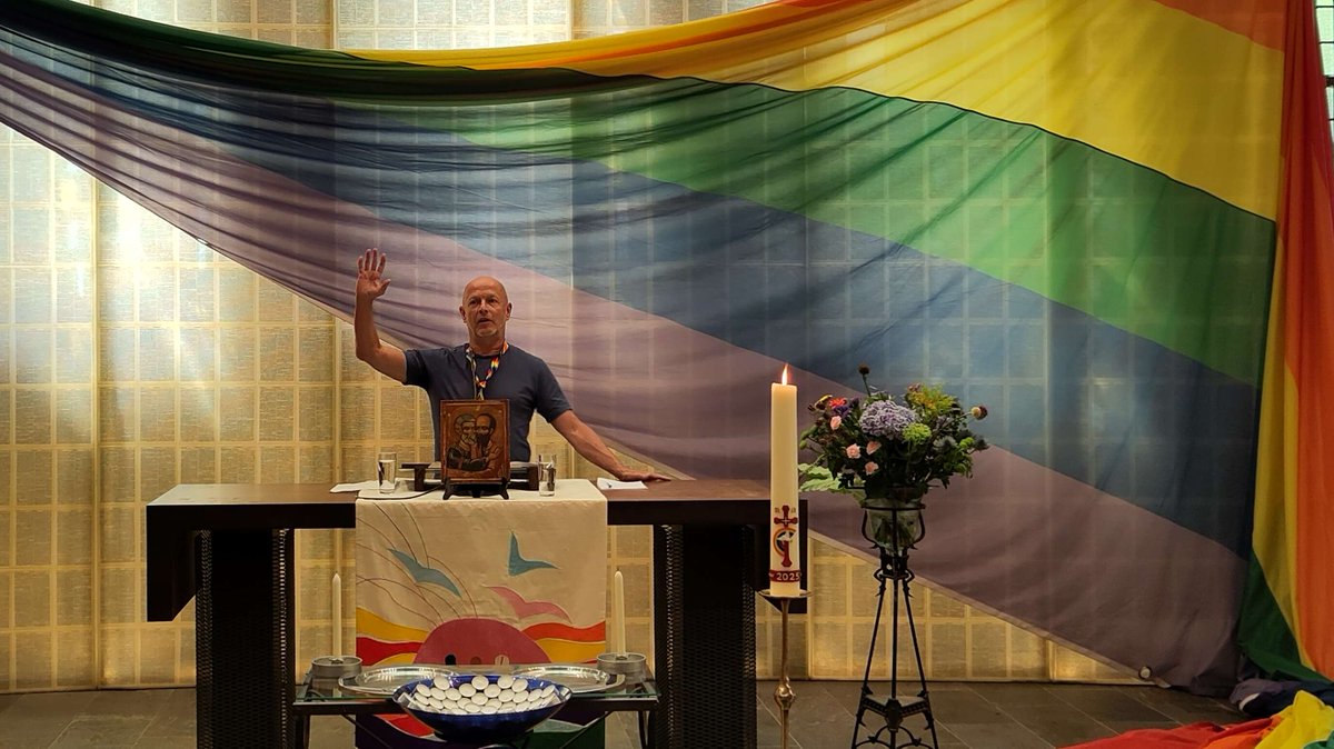 Vandaag vierden we Pride in de Evangelische Roze Viering. Het thema was 'Love' in de zin van 'heb lief'. Wielie Elhorst, HLBTQI+ predikant van Amsterdam verzorgde de overdenking. De LdH Nostalgieband ondersteunde muzikaal. Kijk hier de viering terug: erv.amsterdam/actueel/erv-vi…