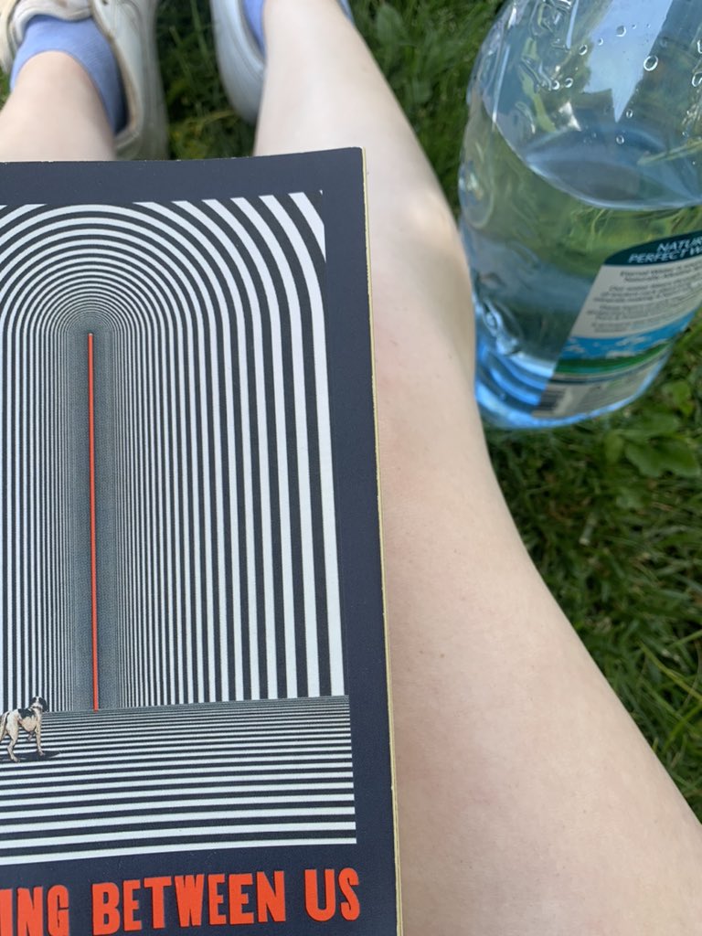 lelikesbugs's tweet image. park + fav book :3