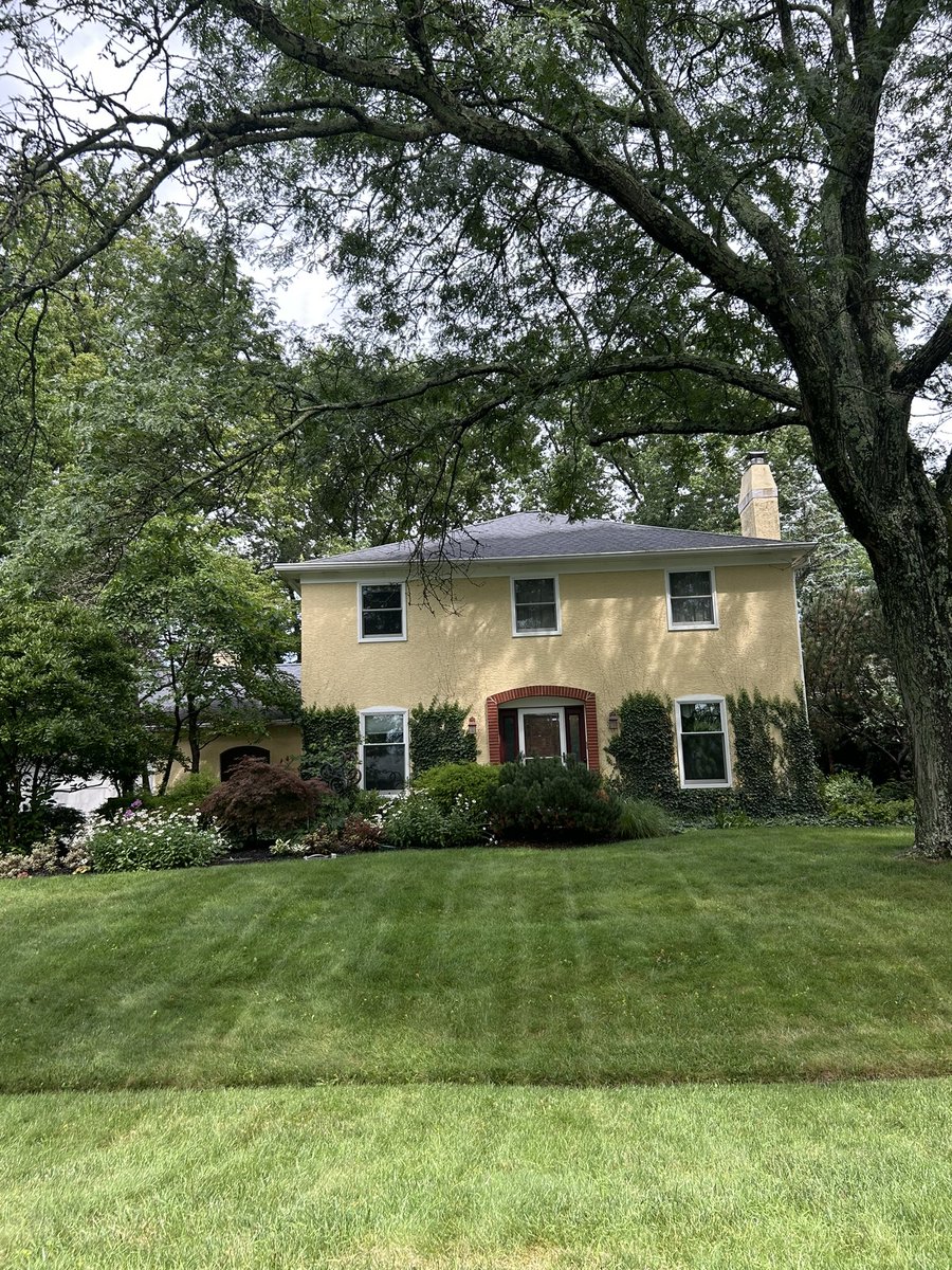 asianposh2022's tweet image. Memories #cbus  #614  #CPub My High School and house we sold before moving to Dublin in 2006.