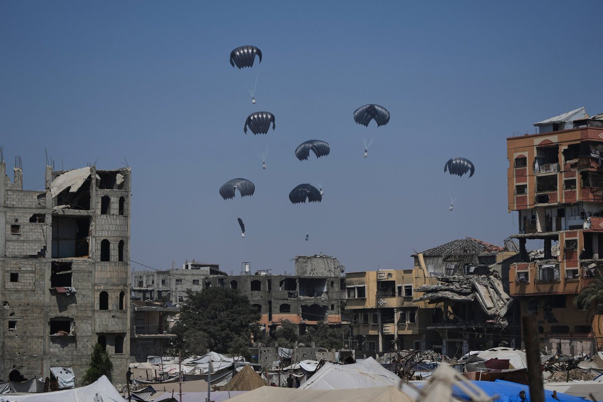 KSL5TV's tweet image. Starting on Sunday and continuing daily at 10 a.m. to 8 p.m., the Israeli military began limited pauses in fighting in parts of Gaza to get more humanitarian aid into the area.
Read more: ksltv.com/?p=801567
📷AP Photo/Abdel Kareem Hana
#Gaza #Israel