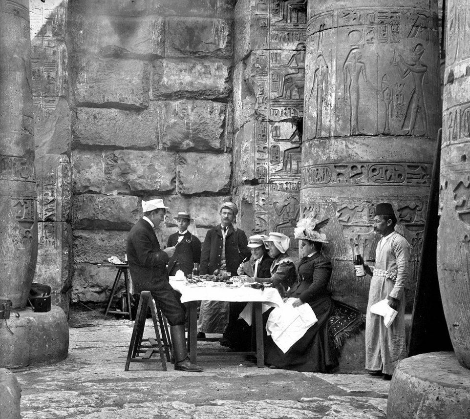 HeistingHistory's tweet image. 1898: European tourists having a picnic in an Egyptian Temple