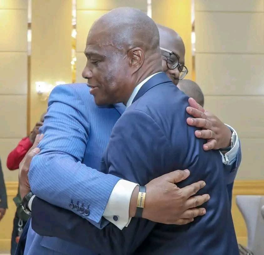 KimKimuntu's tweet image. #RDC Prince Epenge depuis #Paris :" Nouveau gouvernement : « Cela ne nous concerne pas pour l’instant. La participation de notre camp à un nouveau gouvernement reste conditionnée par un dialogue sincère et inclusif. Ce que nous attendons en priorité, c’est le dialogue. On ne…