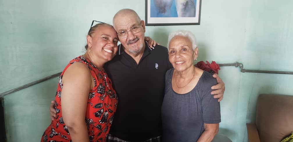 Mi padre querido arriba a sus 79 primaveras lleno de lucidez, amor por la revolución y con unas ganas extraordinarias de ser útil. Salud y amor para ti mi ejemplo, mi guía y educador. Feliz cumpleaños!!! #LaHabanaViveEnMí #LaLuchaNoHaCesado