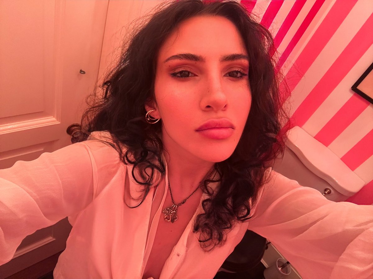 isladeluca's tweet image. once again thinking about getting bangs