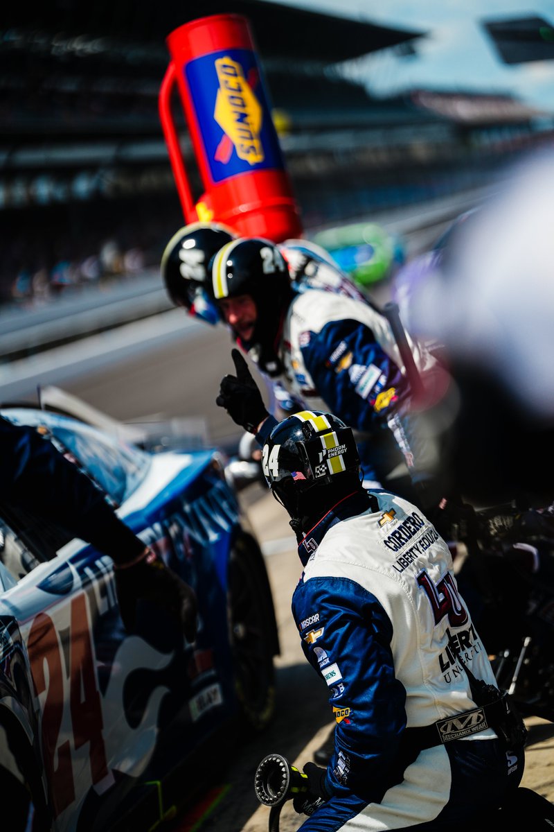 TeamHendrick's tweet image. Green-flag pit stops complete. There&apos;s 15 laps of racing left at @IMS.