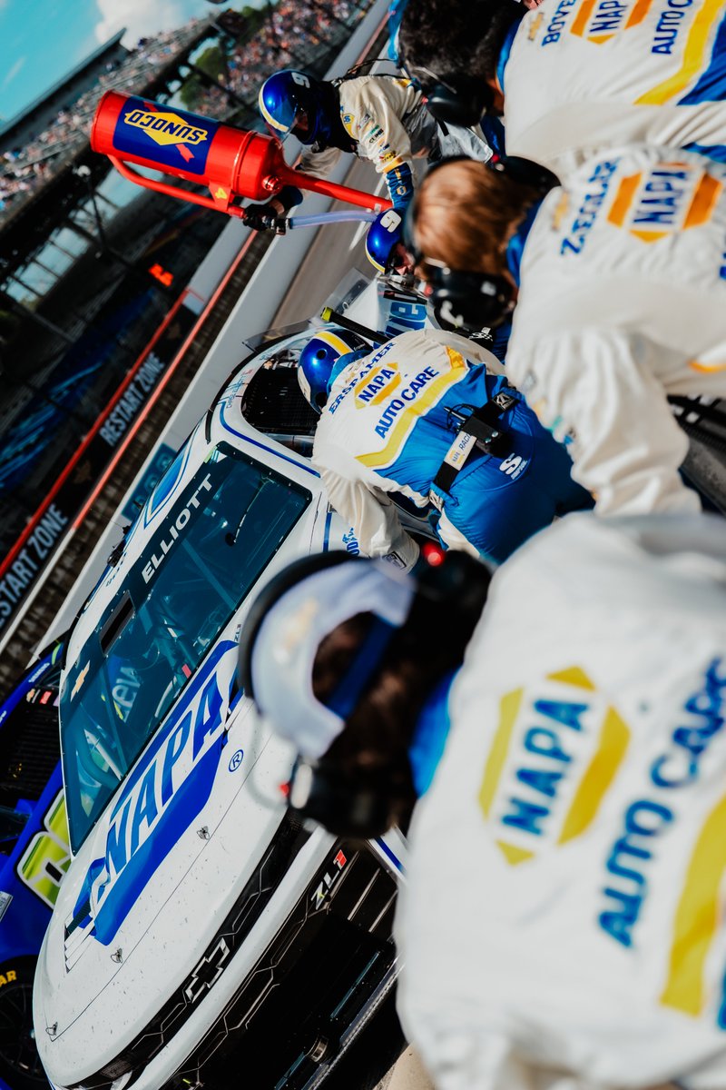 TeamHendrick's tweet image. Green-flag pit stops complete. There&apos;s 15 laps of racing left at @IMS.