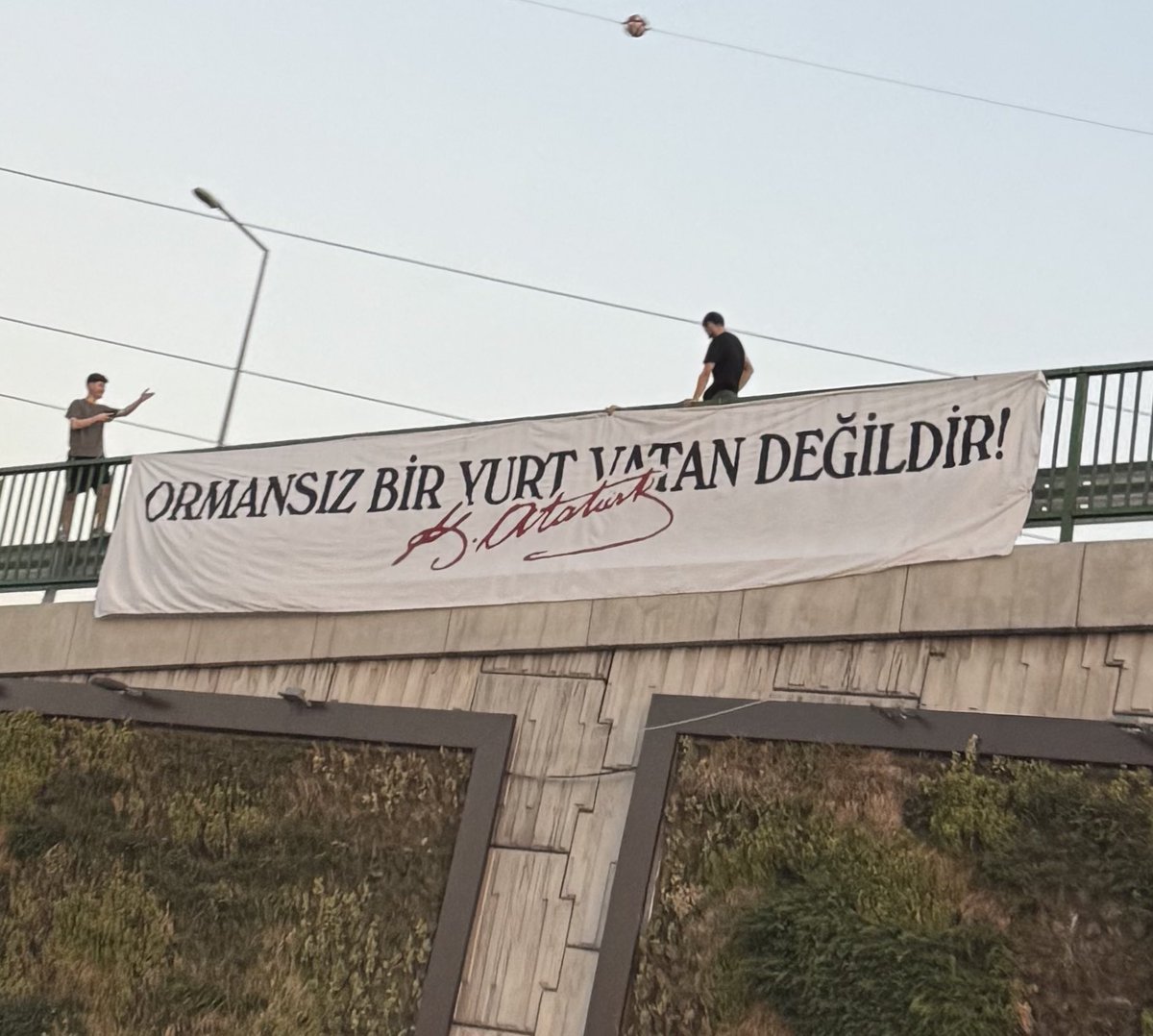 #TürkiyeYanıyor
