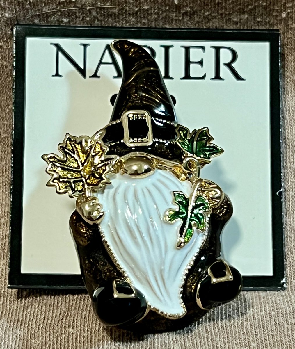 TeriE's tweet photo. NAPIER Autumn #GardenGnome Brooch #FallLeaves Gold Tone 3D Enamel Pin NEW NWT https://t.co/jUwzptpg35

#Napierjewelry #pins #napierbrooch #gnomes #brooches #autumn #fallfashion #enameljewelry #gnomepins #giftsforher #halloween #Thanksgiving #fallaccessories #fallcolors #fallstyle https://t.co/Zc9F2fJ6bB