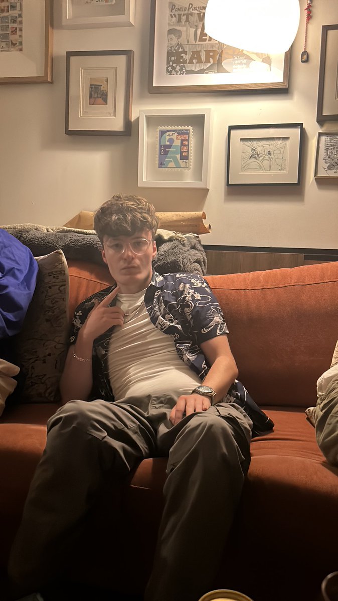 lesthecroc's tweet image. This random guy just walked in, sat down and asked for a beer does anybody know who this is???
