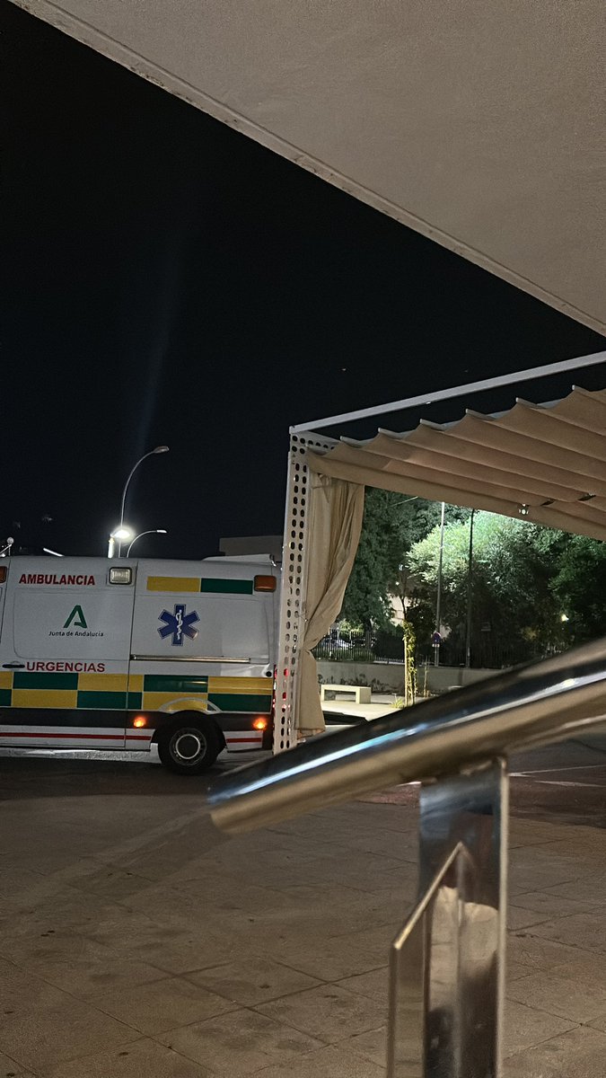 RojosDelSur's tweet image. Estando aquí en Coria en Urgencias escucho a muchos sanitarios, quejándose de las horas de trabajo y falta de personal.
Llevaré dos horas y sigue habiendo una cola brutal,y como mucho dos médicos para atender.
Mucho ánimo a todos los sanitarios de Andalucía en estos momentos.