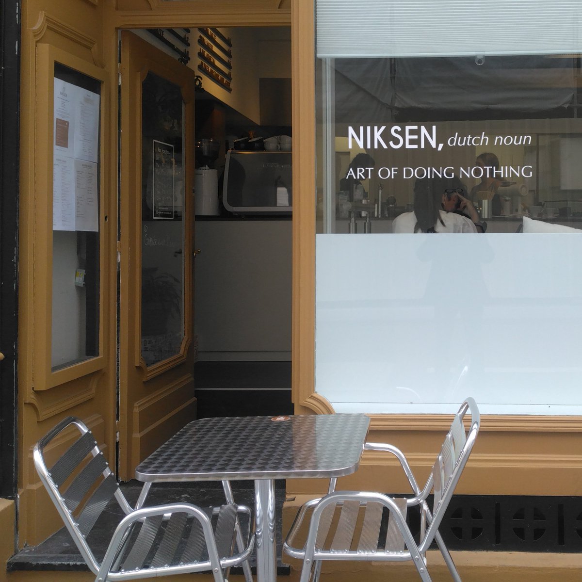 HarmenFS's tweet image. Hip cafétje &quot;Niksen&quot; in Arras (Fr.).