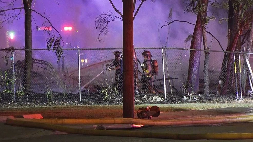KABBFOX29's tweet image. Firefighters battle massive 2-alarm fire that spread to nearby home on North Side.
bit.ly/457teU8