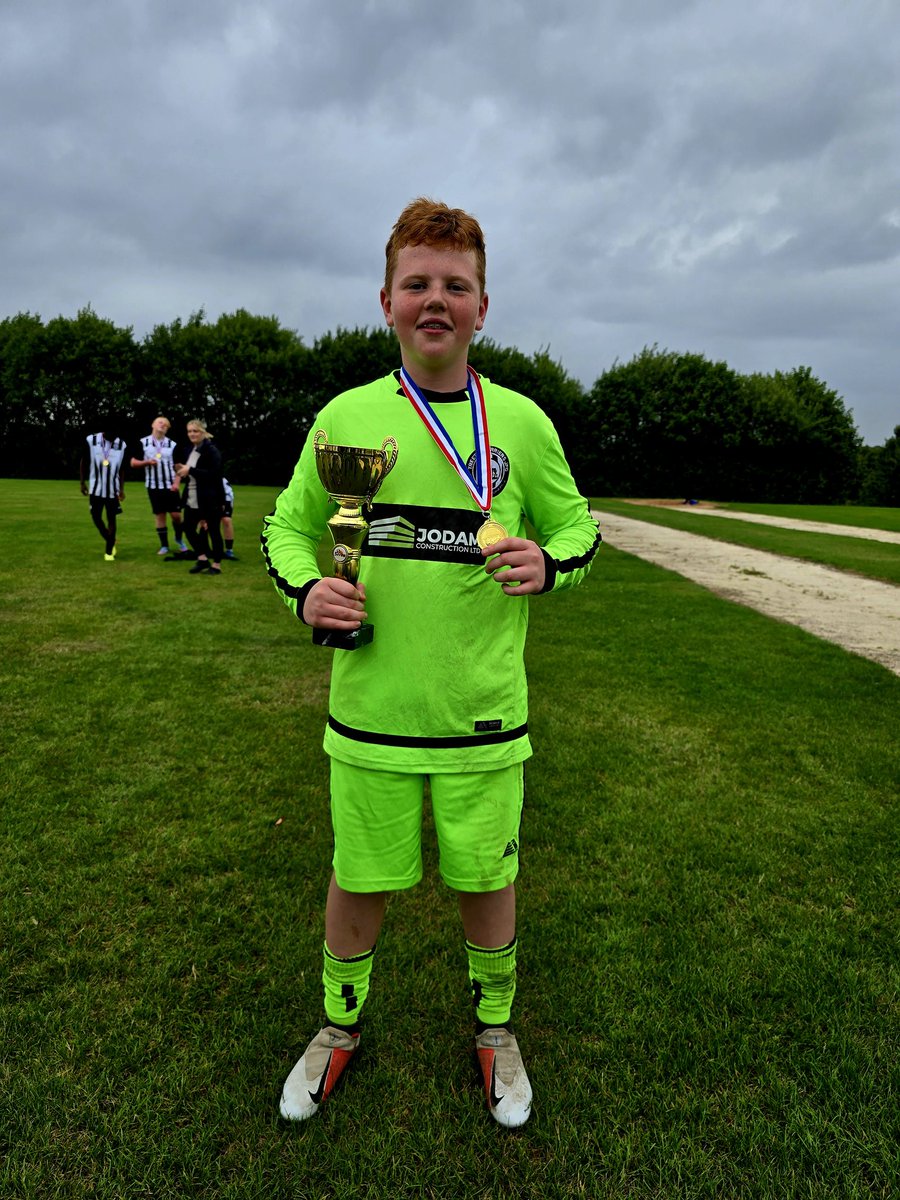 foodfusion2015's tweet image. The big man wins another trophy in a summer league they wasnt supposed to win, taking on all comers.
Clean sheet in the final 🧤
#sheffield #goalkeeper #goat #goalkeepersaves #grassroots