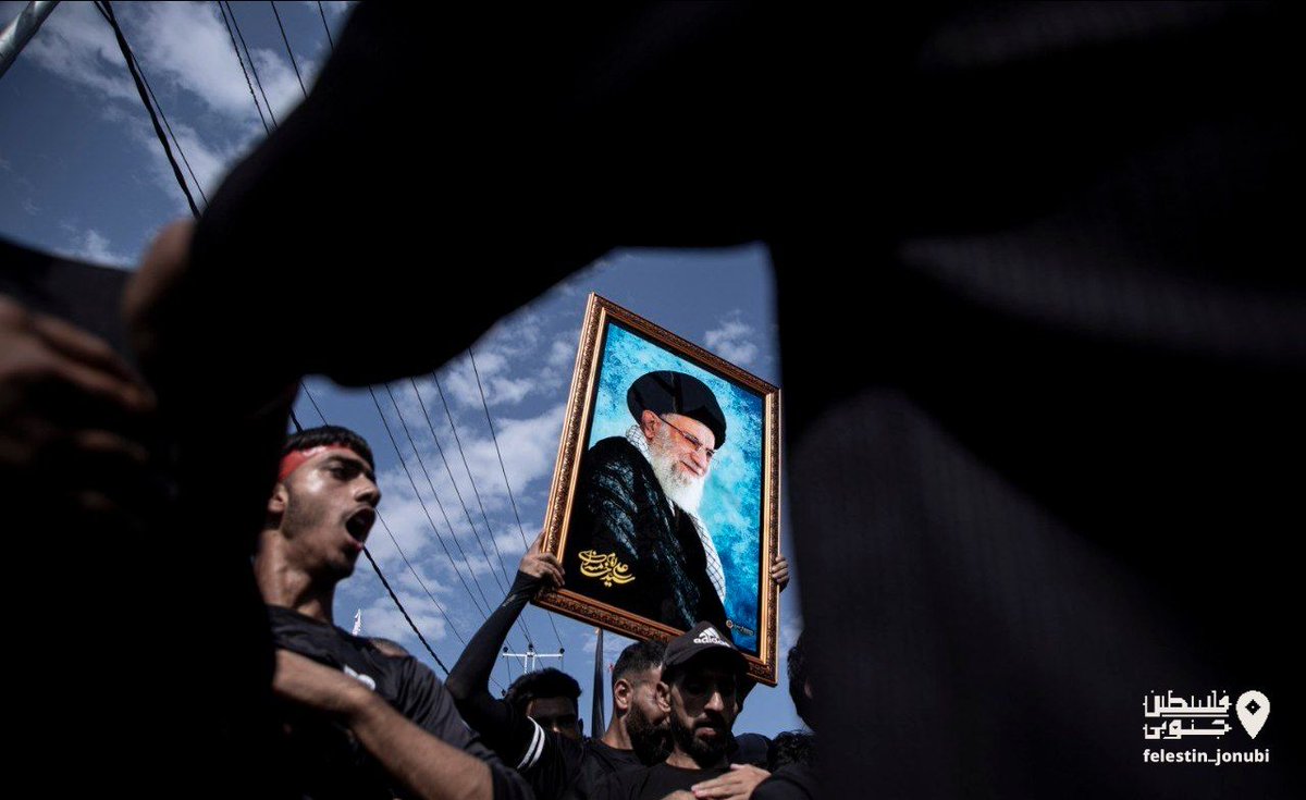 felestinjonubi's tweet image. تصاویری از رهبر انقلاب در دستان عزاداران کشمیری در مراسم عزاداری به مناسبت اول ماه صفر./ جماران