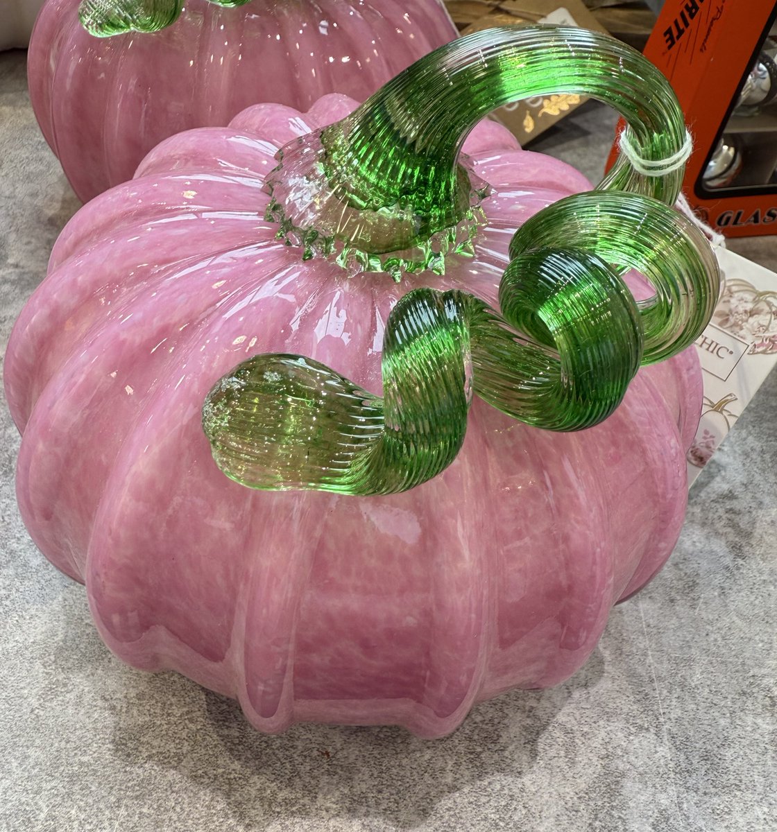 busytwilights's tweet image. look! its glinda!