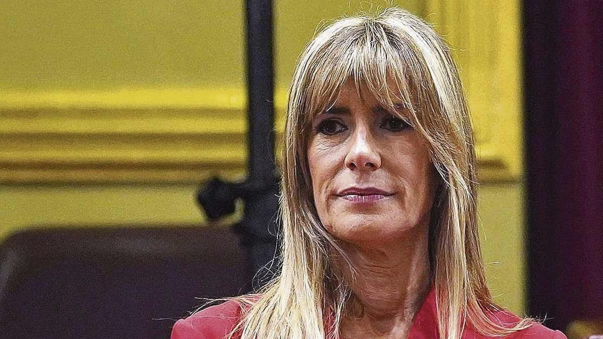 ATopeFeliz's tweet image. Lo ha dicho el Rector de la Complutense, Begoรฑa Gรณmez es la รบnica persona que ha sido nombrada Catedrรกtica sin titulaciรณn. Se saltaron Licenciatura, Memoria de Licenciatura, Doctorado, Tesis Doctoral y Concurso-Oposiciรณn. ยกCasi nada!!.