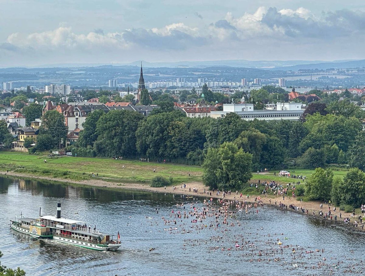 Hochtouren's tweet image. am Sonntag fand in #Dresden das traditionelle #Elbeschwimmen von Blasewitz zum Fährgarten Johannstadt statt und Hunderte schwammen mit (Wasser 22°C) wie dieses mir zur Veröffentlichung hier zugesandte Foto beweist