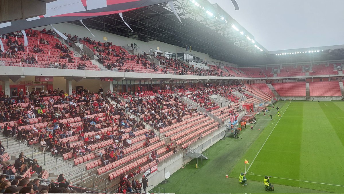 Wedstrijd 3 van de vakantie. Spartak Trnava - Ruzomberok. Eindstand 3-0 in de 1. Liga van Slowakije.  Land 27.  🌍
Ruim 4000 toeschouwers, maar toch een aardige sfeer.  Historische grond, hier plaatste Ajax zich in 1969 voor het eerst voor een EC 1 finale. <a href="/FutbologyBENL/">Futbology 🇧🇪 🇳🇱</a>