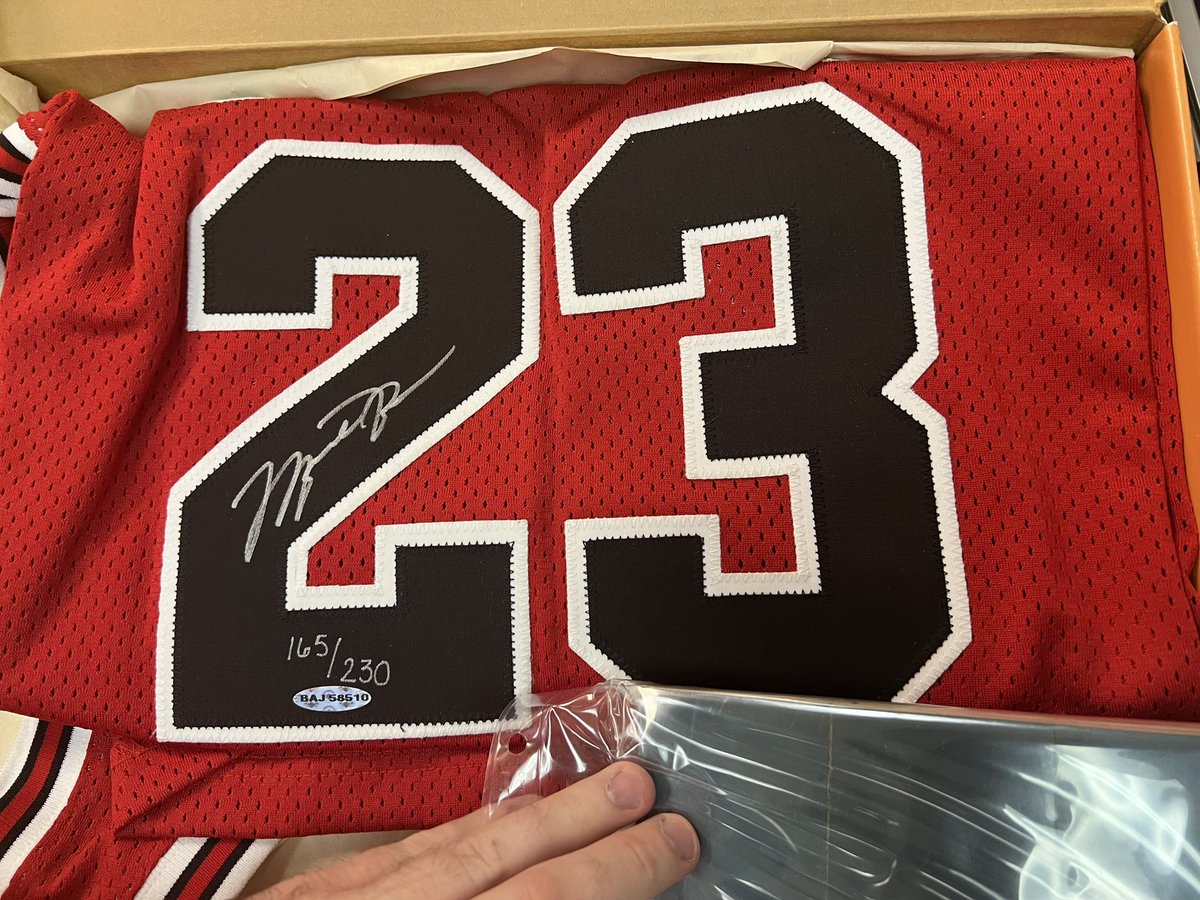 Will be available. Has a piece of MJ’s “final floor” as well. Full cert upper deck

Retweets appreciated!