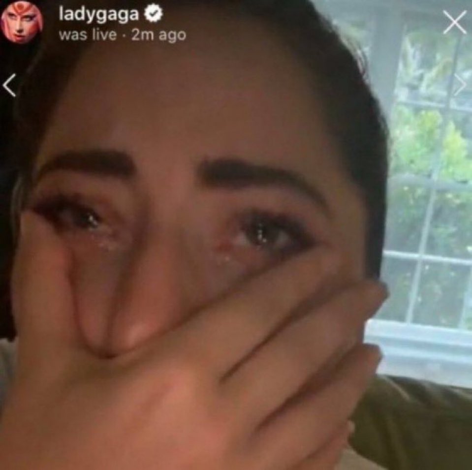 tuitasutton's tweet image. fias vcs não entendem to me tremendo de ansiedade e medo aqui da Lady Gaga vir e eu não conseguir comprar ingresso to falando sério a coisa vai ser séria 😭😭😭